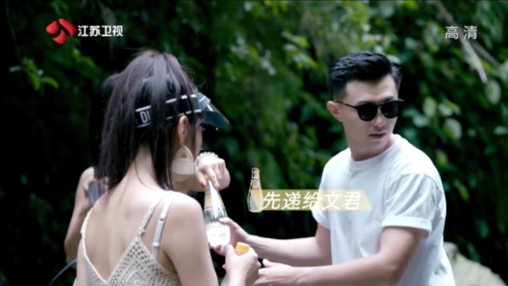 2009年，姚晨故意在台上推了张颂文